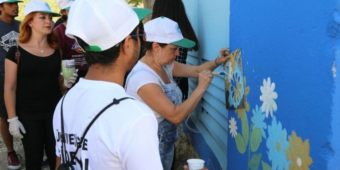 Gençlik Merkezi Ve Aısec Öğrencileri Trafoları Boyuyor