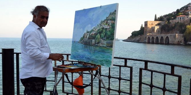 Azeri Ressam Tuvale Yansıttığı Resimleri Alanya’da Görücüye Çıkardı