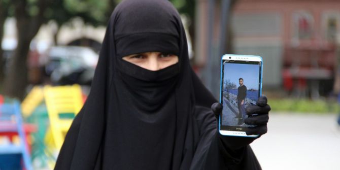 Her Yerde Kayıp Oğlunu Arıyor