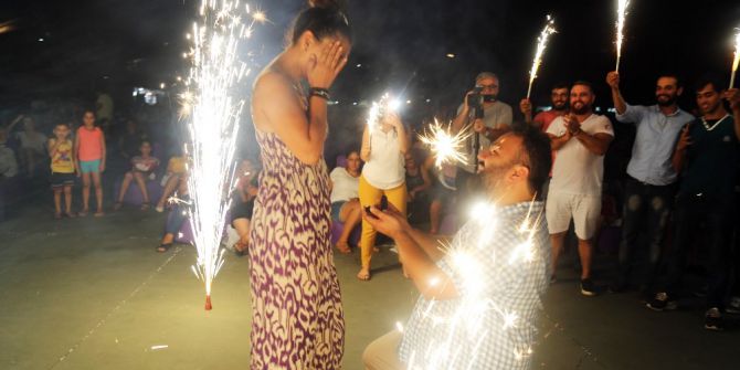 Yazlık Sinemada Film Arası Sürpriz Evlilik Teklifi