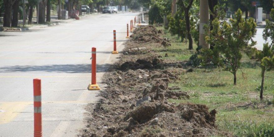Milli Egemenlik Caddesinde Refüjler Yenileniyor