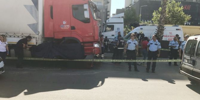Anne Ve 4 Yaşındaki Kızına Tır Çarptı: 1 Ölü
