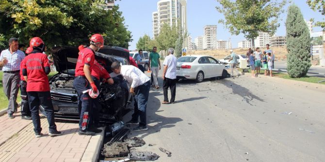 Sürücü Belgesi Olmayan Lise Öğrencisinin Kullandığı Otomobile Araç Çarptı: 3 Yaralı