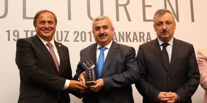 Körfez Belediyesi’nin Hayata Geçirdiği Projelere Ödül