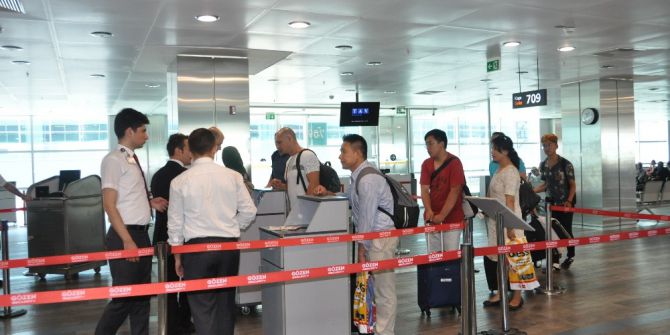 İngiltere Yolcuları İlk Kez Elektronik Cihazlarıyla Uçağa Bindi