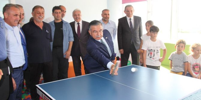Bakan Yılmaz Öğrencilerle Masa Tenisi Oynadı