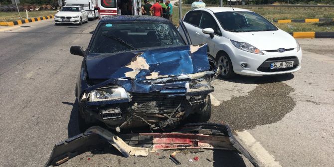 Kırmızı Işıkta İki Otomobil Çarpıştı: 1 Yaralı