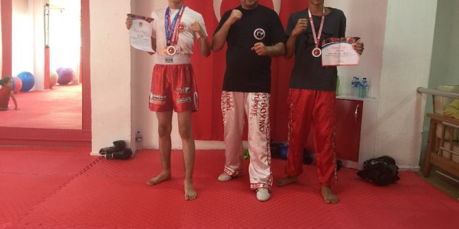 Eskişehir’e Kick Boks’ta 2 Gümüş Madalya