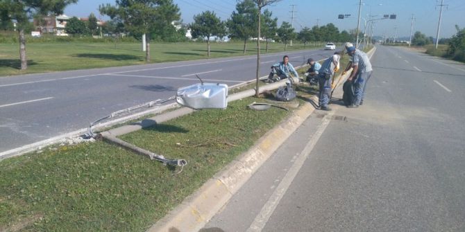 Sakarya’da Otomobil Refüjdeki Aydınlatma Direğine Çarptı: 1 Yaralı