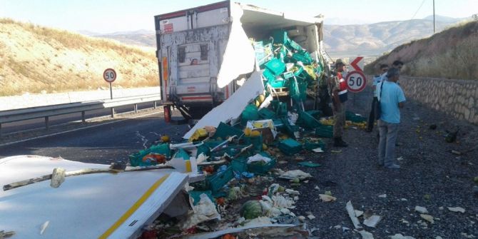 Gıda Kamyonu Park Halindeki Tıra Çarptı