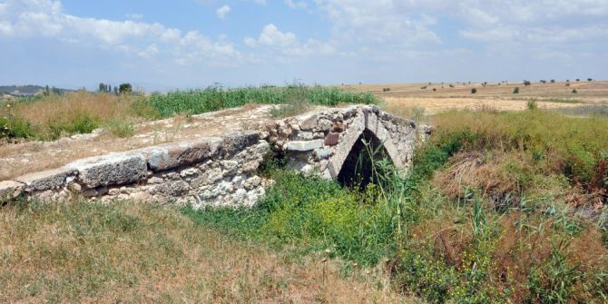 Defineciler Tarihi Zannettikleri Köprüyü Talan Etti