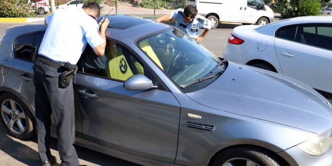 Otomobilde Kilitli Kaldı, Polis Araç Sahibini Plajda Megafonla Aradı