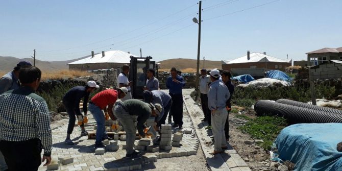 Çaldıran’da Yol Yapım Çalışması
