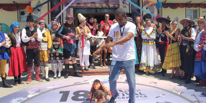 Festivaldeki Kukla Şov, İzleyenleri Mest Etti