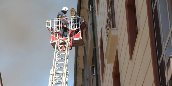 Çatı Alev Alev Yandı, Mahsur Kalan Kadını İtfaiye Ekibi Kurtardı
