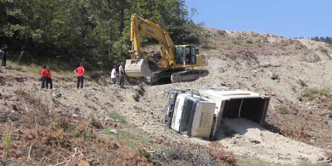 Üzerine Kullandığı Kamyon Yuvarlanan Şoför Feci Şekilde Can Verdi