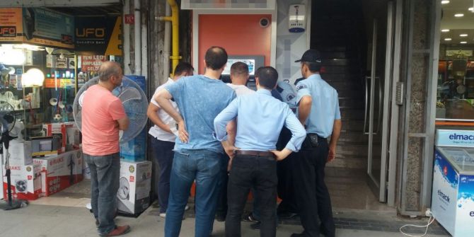 Atm’ye Takılan Tuzağı Vatandaş Çözdü