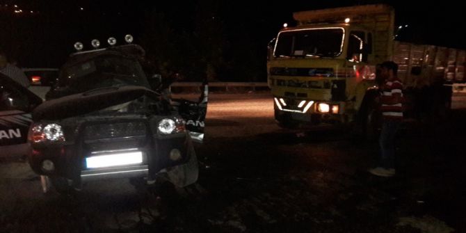 Kamyon İle Pikap Çarpıştı: 1 Ağır 4 Yaralı