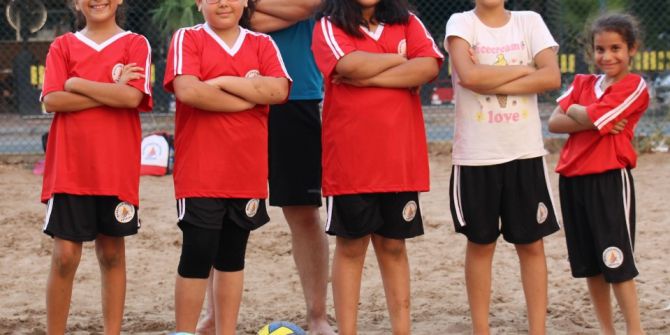 Muratpaşa’da Plaj Voleyboluna İlgi Büyük