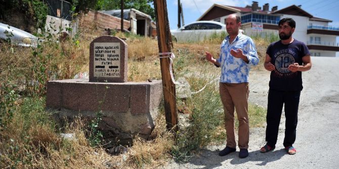 Kentsel Dönüşümle Binaların Ortasında Kalan Mezarları Vatandaşlar Yatır Sanıyor