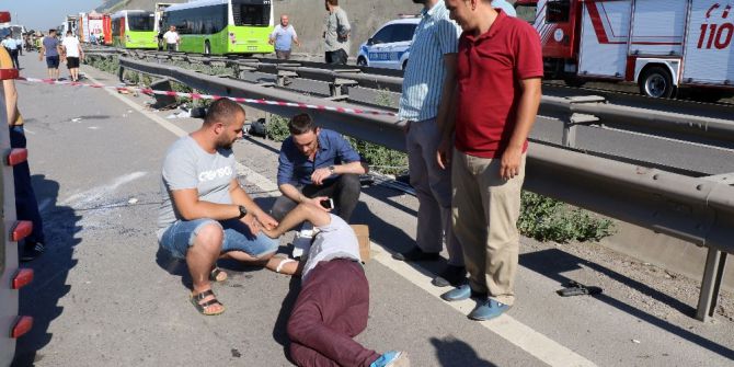 Kum Yüklü Kamyon Ve Servis Minibüsü Devrildi: 9 Yaralı