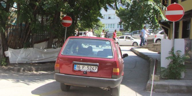 Dolmuş Ters Yönden Çıktı, Motosikletli Çift Ölümden Döndü