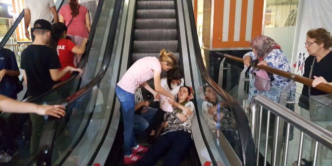 Epilepsi Hastası Kadın Yürüyen Merdivenlerden Düştü