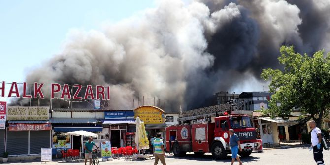 Antalya’daki Yangında 150’ye Yakın Dükkan Zarar Gördü