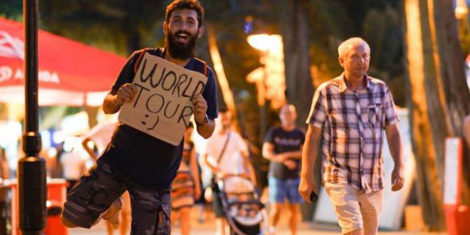 Kendi Yaptığı Bileklikleri Satarak Dünyayı Geziyor
