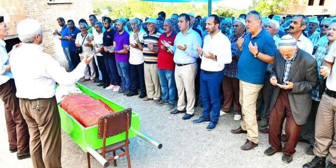 Bahçede Yaktığı Ateşi Söndürmek İsterken Öldü