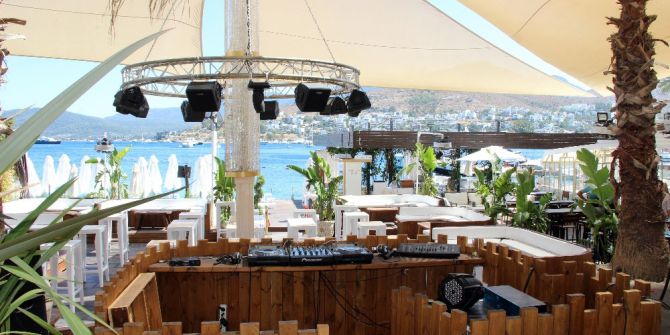 Şarkıcı Berksan’ın Ortağı Olduğu Beach Kulübe Silahlı Saldırı: 1 Ölü, 4 Yaralı