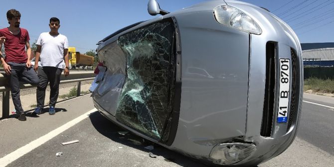 Yola Düşen Taşa Çarpmamak İçin Manevra Yaptı, Aracı Devrildi