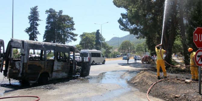 Tünelde Yanan Minibüsün Şoförü Faciayı Önledi