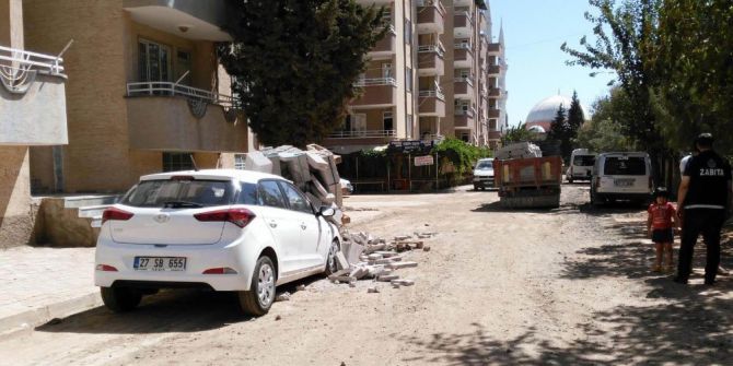 Kamyondan Düşen Bloklar, Park Halindeki Aracı Hurdaya Çevirdi