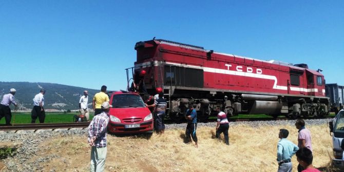 Yük Treni İle Otomobil Çarpıştı; Anne Ve Kızı Öldü, Baba Ağır Yaralandı