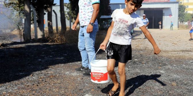 Mahalleyi Tehdit Eden Yangını İmece Usulü Söndürdüler