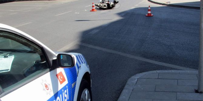 Motosiklet Ve Otomobil Çarpıştı: 1 Yaralı