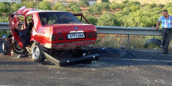 İki Araç Kafa Kafaya Çarpıştı: 1 Ölü, 2 Yaralı