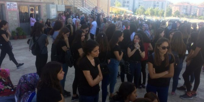 Trafik Kazasında Ölen Kardeşleri Arkadaşları Siyah Tişörtlerle Uğurladı