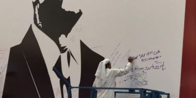 Katar’daki Erdoğan Posterine Yoğun İlgi