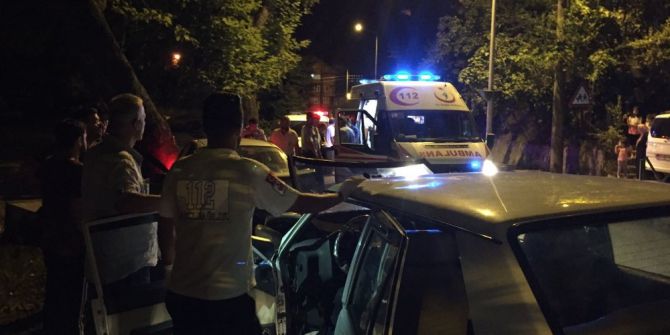 İki Otomobil Kafa Kafaya Çarpıştı; 3 Yaralı