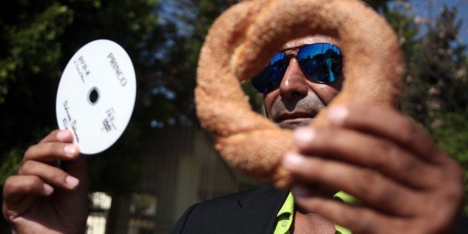 Müzik Cd’si Çoğaltmak İçin Simit Satıyor