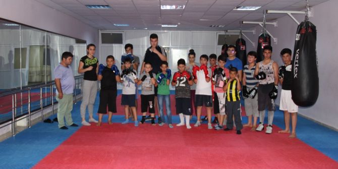 Çocuklar Boks’la Sporu Seviyor