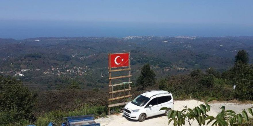 Akçakoca’nın En Yüksek Tepesine Türk Bayrağı