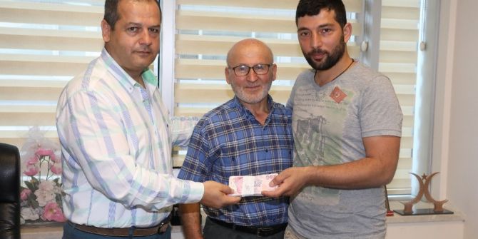 Pazar Yolunda 20 Bin Tl Buldu Sahibine Teslim Etti