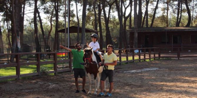 Otizmli Çocuklara At Terapisi