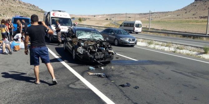 Araç Tırın Altına Girdi