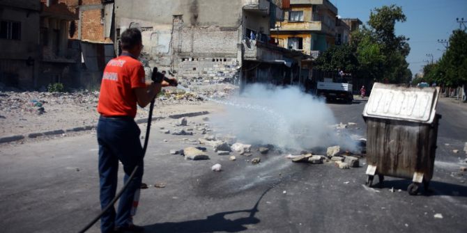 Conolar Molozları Bahane Ederek Yol Kesip Lastik Yaktı