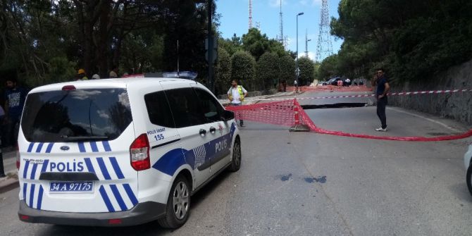 Üsküdar’da Yol Göçtü: 1 Araç İçine Düştü
