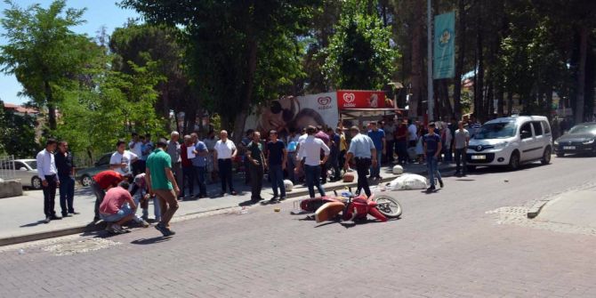 Motosiklet Yayaya Çarptı: 2 Yaralı